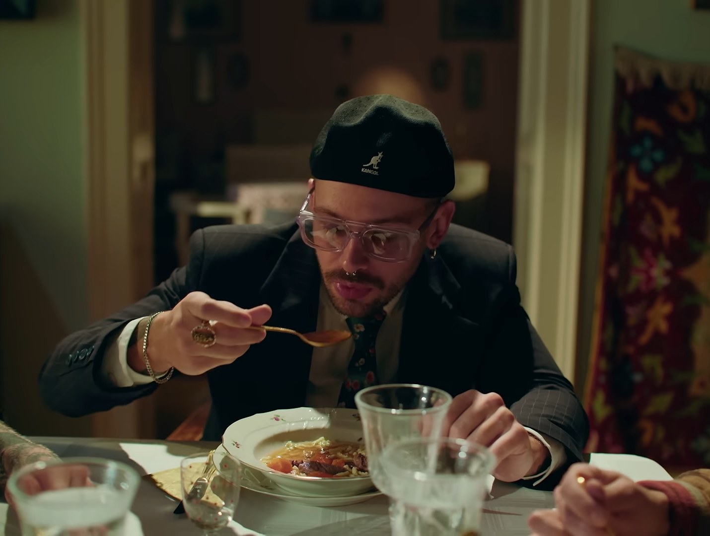Dzsúdló levest eszik a kúria étkezőjében — jelenet az MVM Dome koncertfilmből