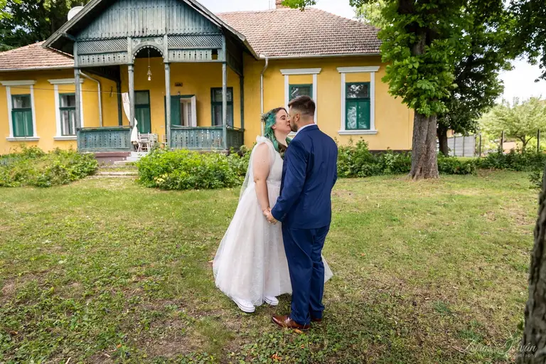 Csók a kúria homlokzata előtt, a parkban