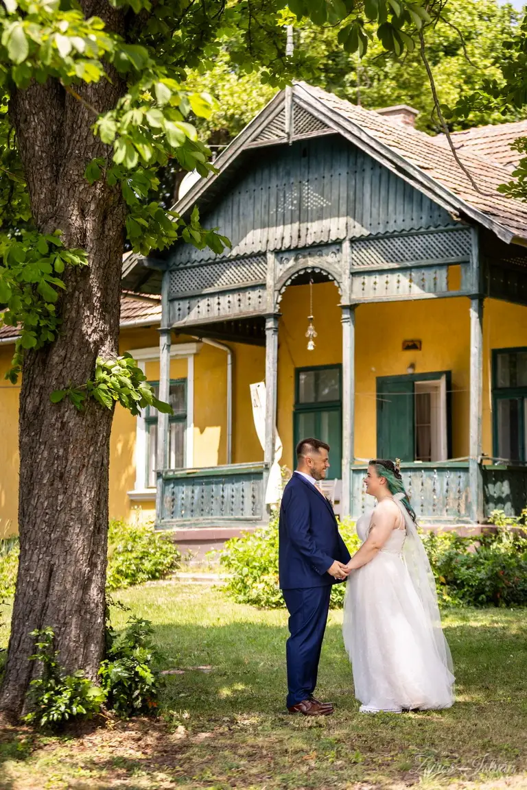 A pár a nagy gesztenyefa alatt, a veranda előtt