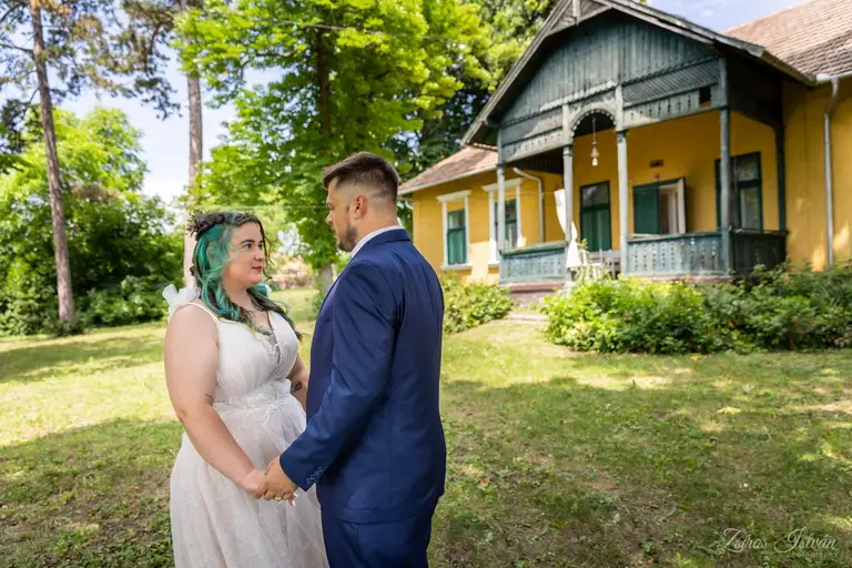 A pár egymásra néz a kúria verandája előtt