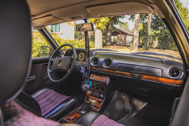 Az oldtimer utastere a vezetőülés felől, a kertre nyíló kilátással