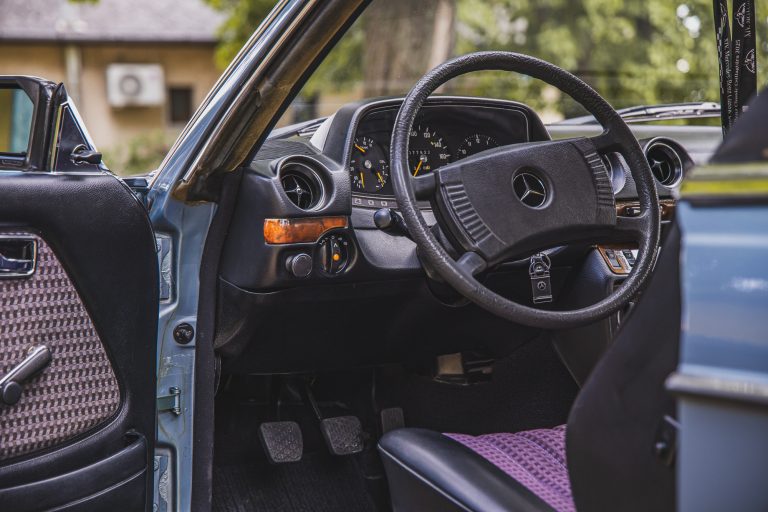 A Mercedes kormánya és műszerfala a nyitott ajtón át