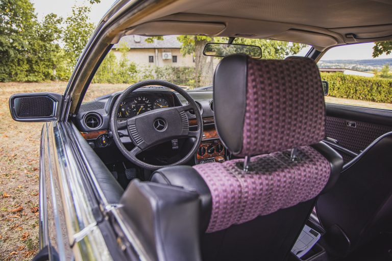 Az oldtimer utastere nyitott ajtónál