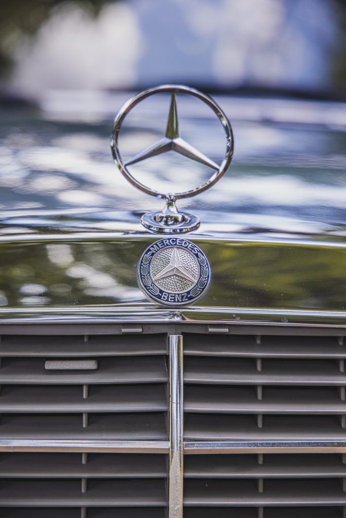 A Mercedes-csillag a motorháztetőn
