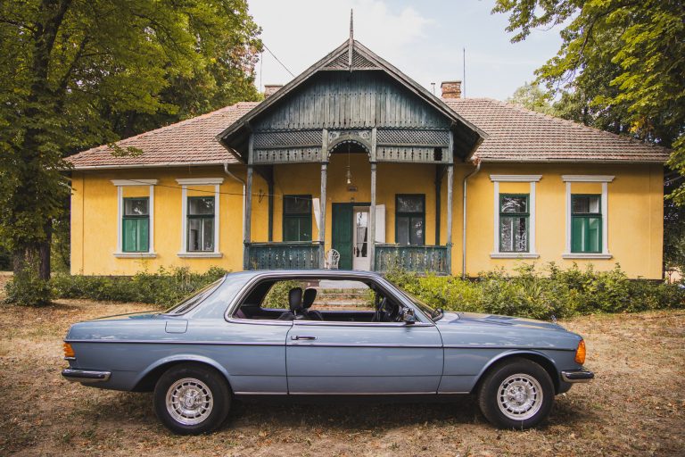 A Mercedes a kúria homlokzata előtt