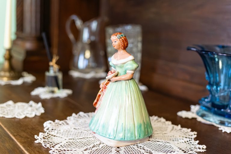Festett porcelán figura horgolt terítőn